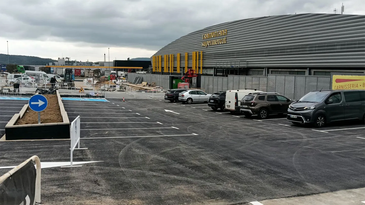 Aparcamiento exterior y señalización junto al nuevo acceso comercial en La Jonquera