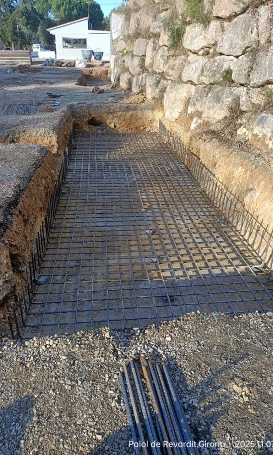 Armado de la cimentación junto al muro de contención para el nuevo edificio de la pedrera La República.