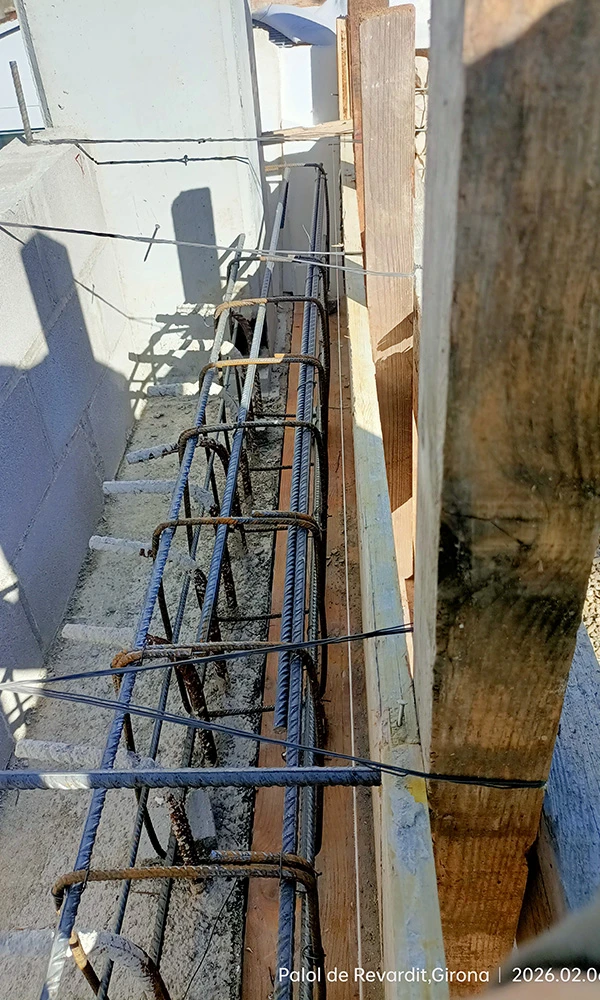 Armado estructural durante la ejecución del edificio de servicios y oficinas de la pedrera La República.