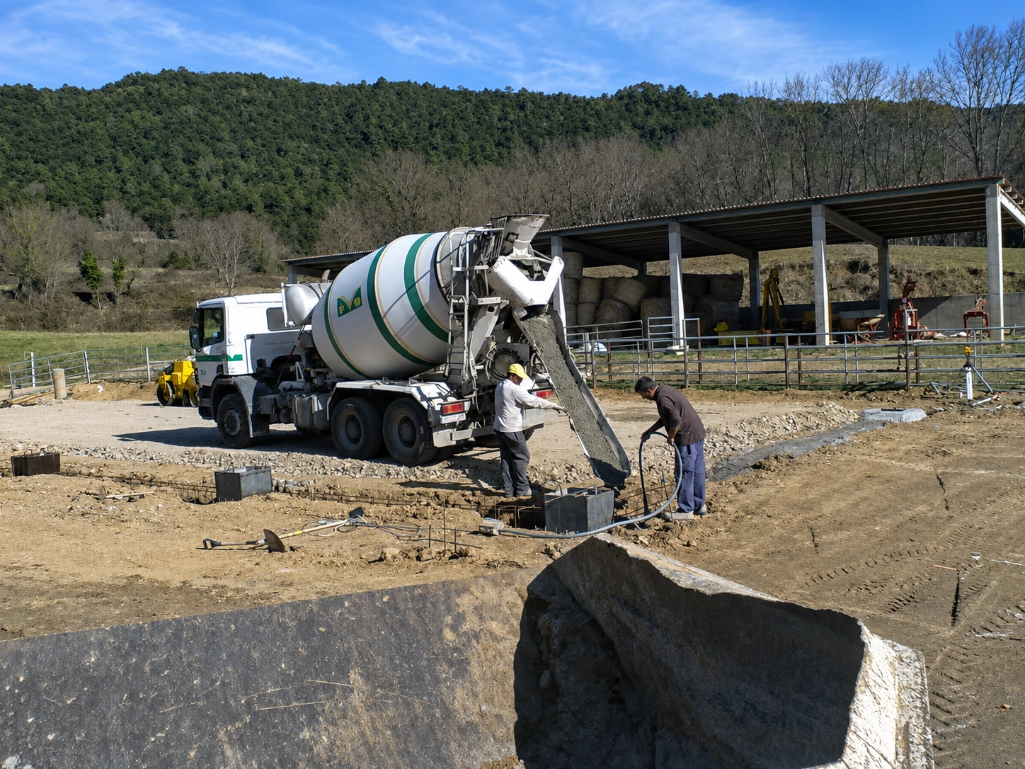 Trabajos de cimentación y hormigonado para la construcción de una nave agrícola
