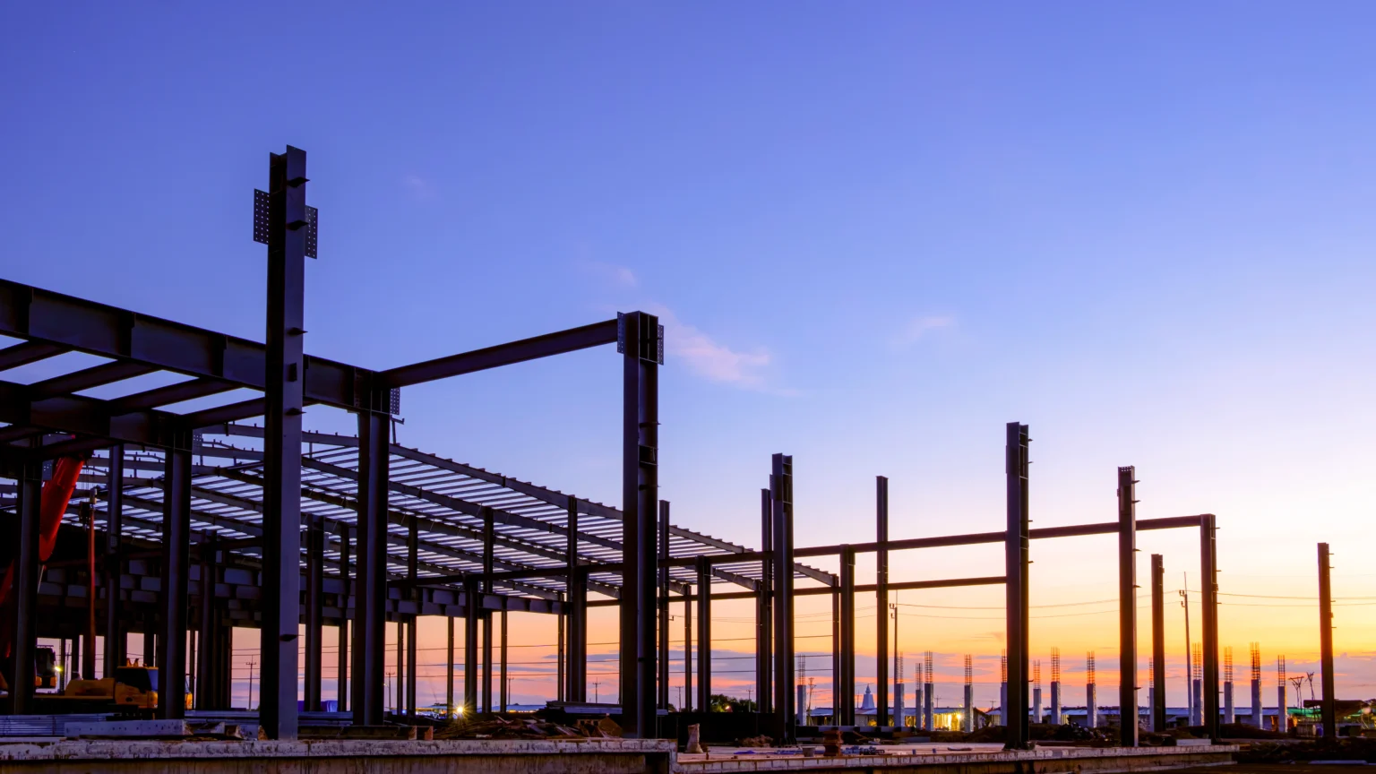 Construcción de nave industrial en Girona con estructura metálica en fase de montaje