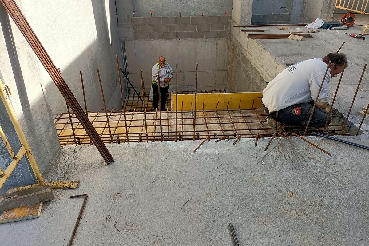 Trabajos en la escalera interior que conecta las dos plantas del edificio de servicios y oficinas.