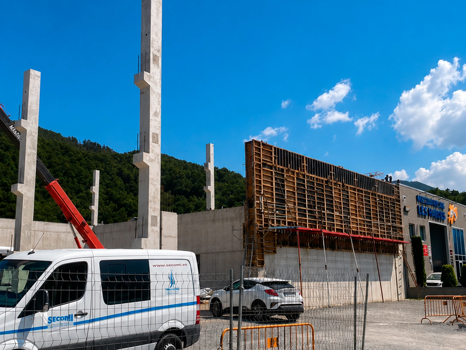 Construcción de nave industrial en Girona con estructura de hormigón y trabajos de obra