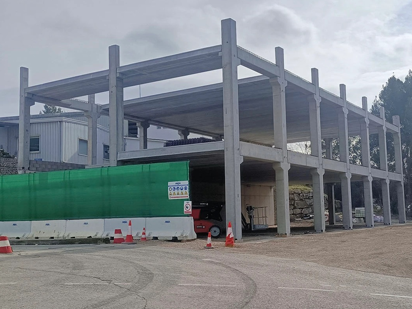 Estructura de hormigón prefabricado con pilares y forjado en ejecución