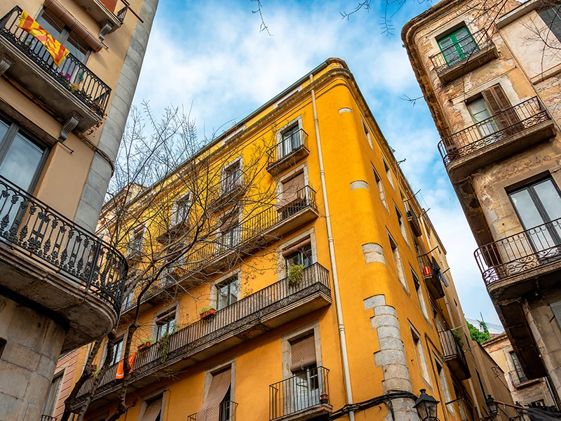 Fachada de edificio en Girona pendiente de rehabilitación por deterioro exterio