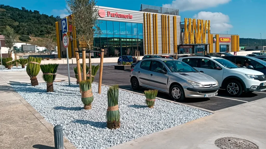 Zona de acceso y aparcamiento tras la construcción del gual en La Jonquera
