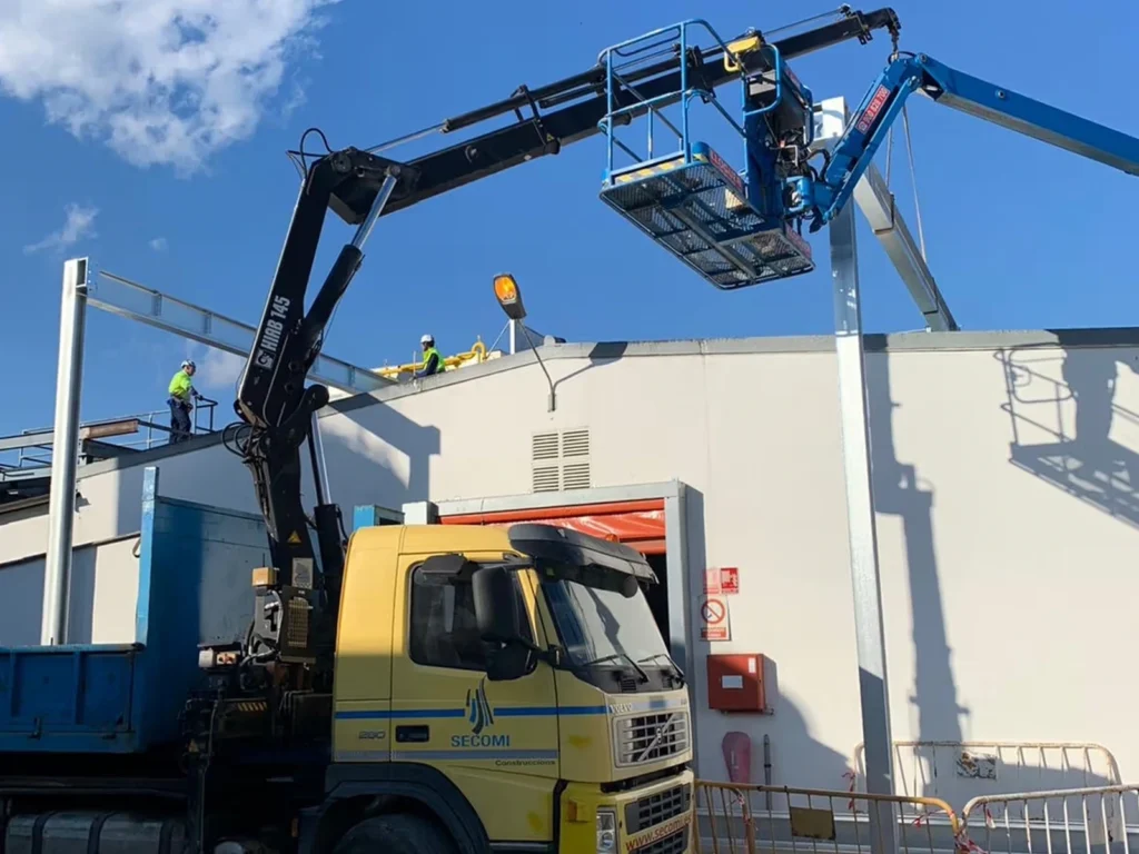 Mantenimiento industrial en nave con equipo SECOMI y plataforma elevadora