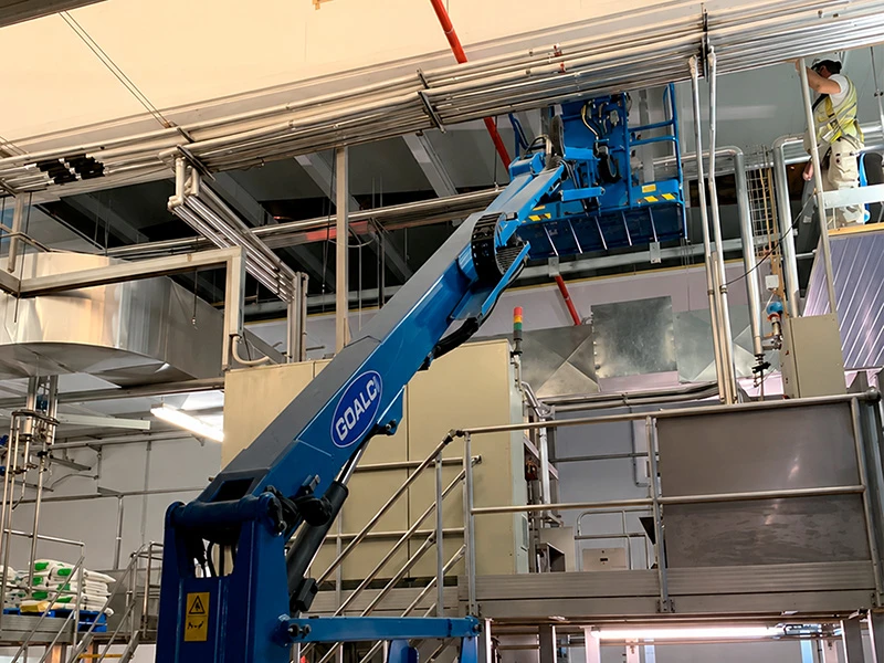 Mantenimiento de instalaciones industriales en nave con plataforma elevadora