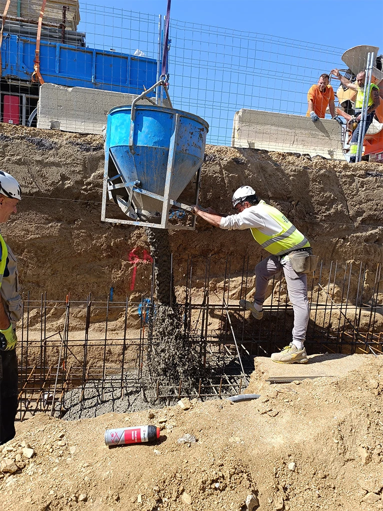 Hormigonado de muro durante la construcción de la nave comercial
