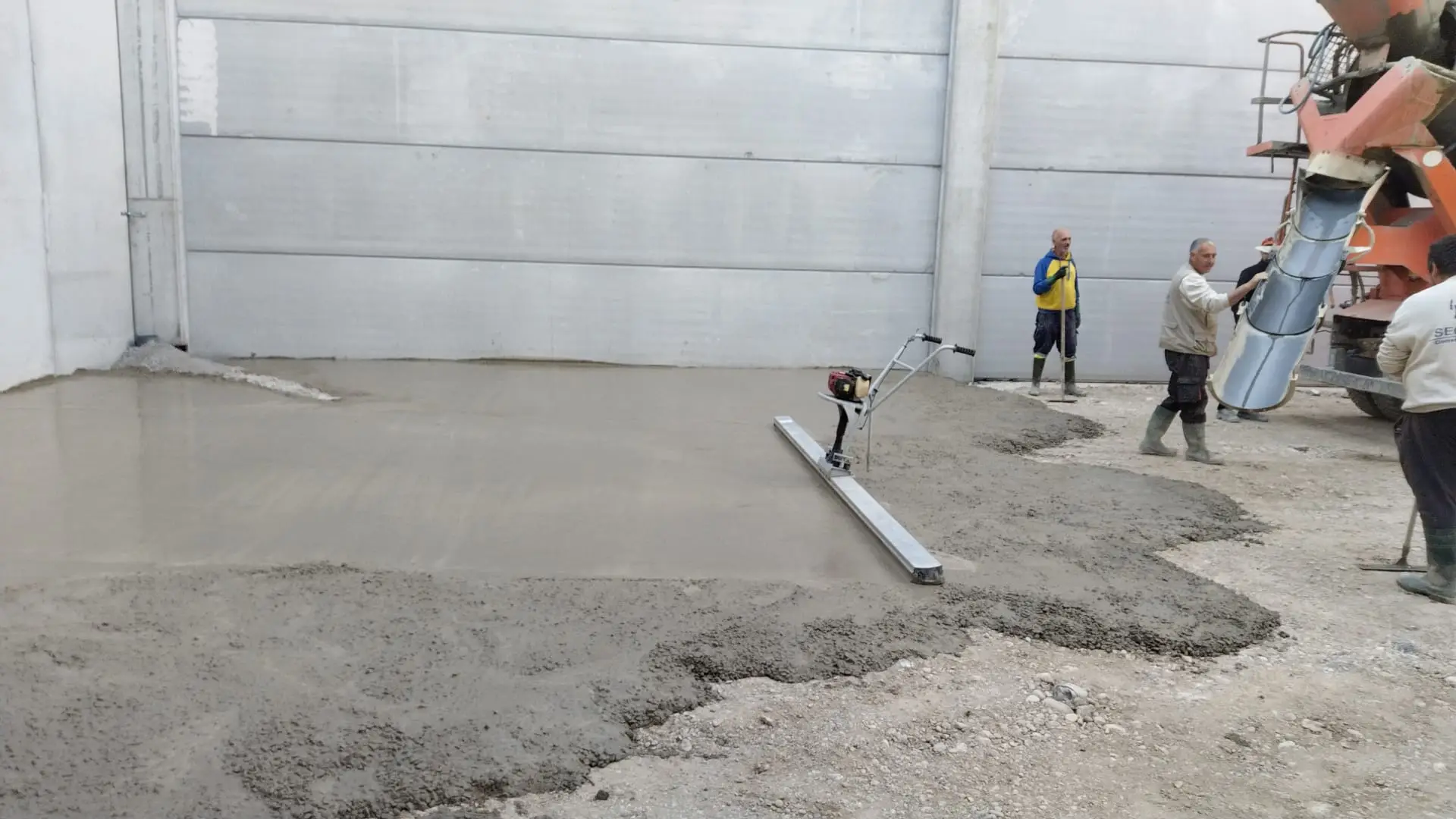 Trabajos de pavimentación interior en la nave frigorífica de Fructícola Empordà