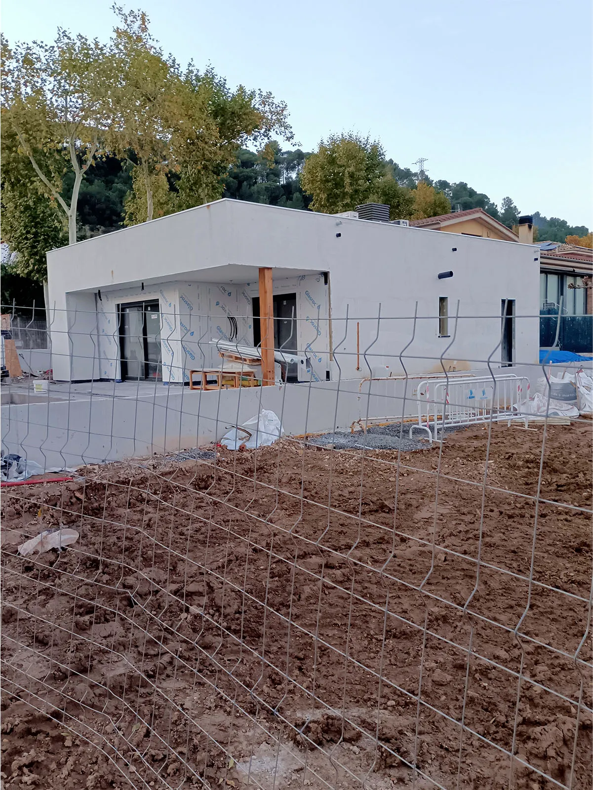 Acabado exterior y porche de una vivienda unifamiliar en Sarrià de Ter