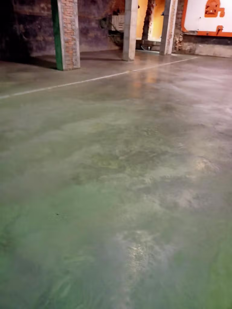 Acabado del pavimento de hormigón en una zona interior de Chocolates Torras