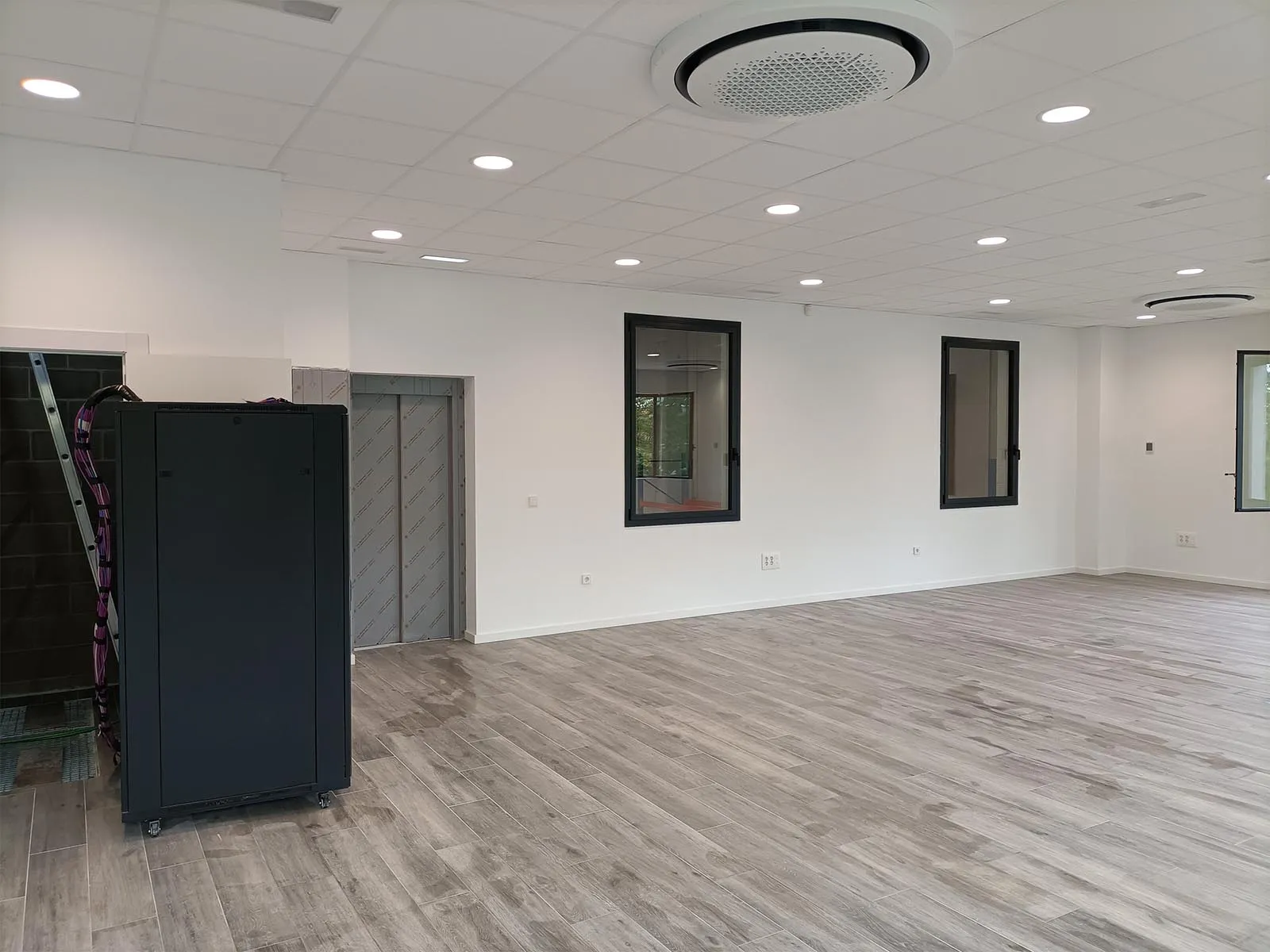 Espacio de oficinas terminado en la planta superior de la nave industrial