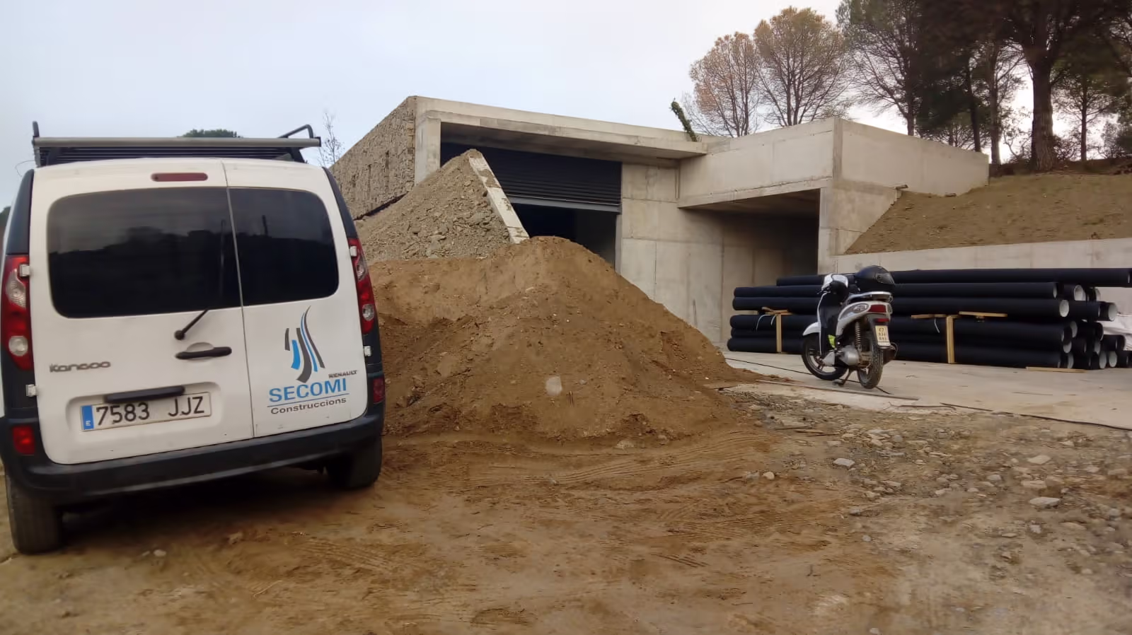 Acceso a la bodega Celler RIM integrado en el desnivel del terreno