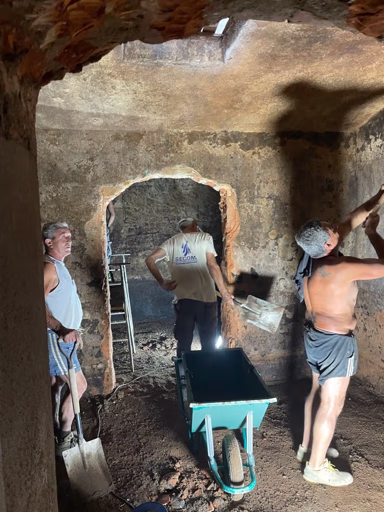 Adecuación de pasos entre espacios interiores de la antigua cooperativa