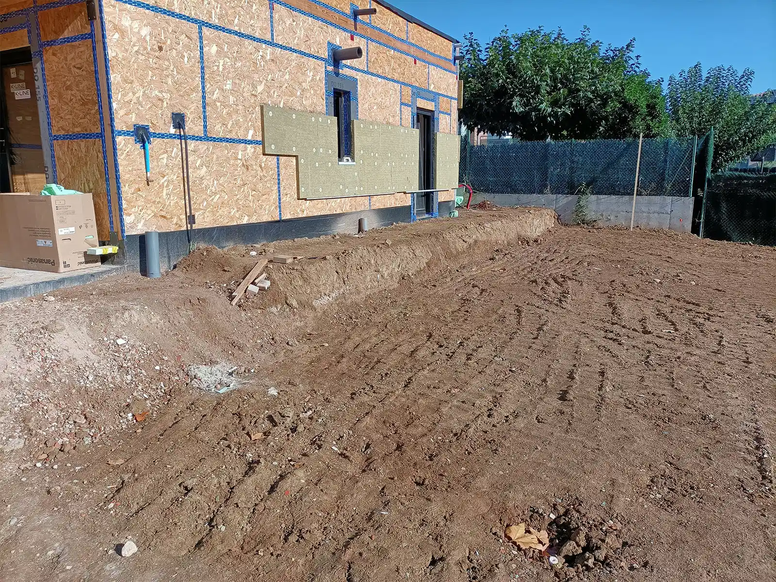 Colocación de aislamiento exterior continuo en la fachada de la vivienda