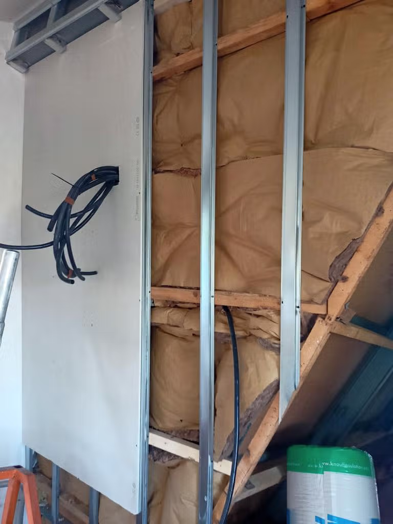 Aislamiento y preparación de instalaciones en el espacio bajo cubierta de una vivienda