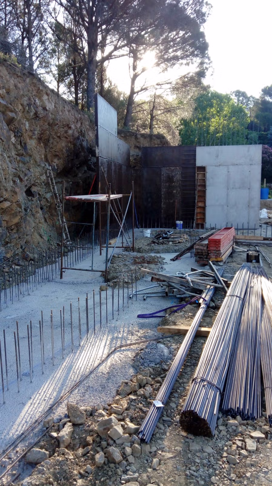 Armado y encofrado de los muros de hormigón de la bodega Celler RIM