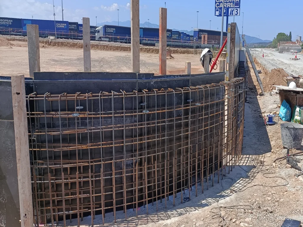 Armadura y encofrado de un muro de hormigón en las instalaciones de Calsina Carré