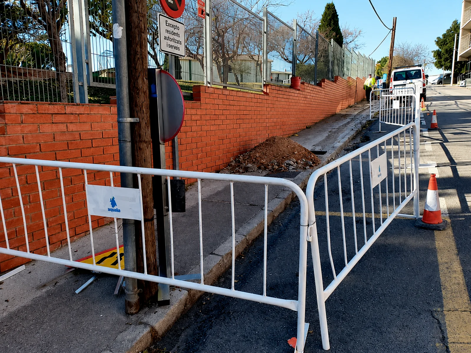 Trabajos de canalización urbana junto a una acera en Figueres