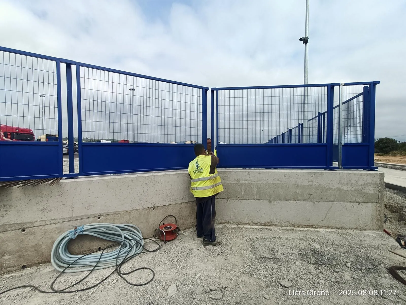 Instalación del cerramiento metálico sobre el muro de hormigón de Calsina Carré
