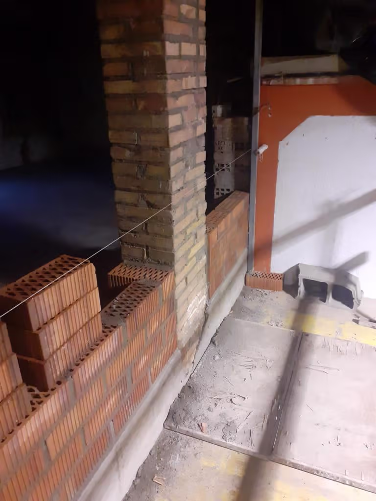 Nuevos cerramientos interiores durante la reforma de la bodega