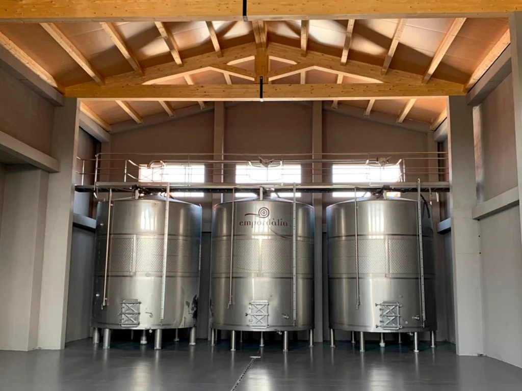 Interior del nuevo almacén construido para Celler Empordàlia en Vilajuïga