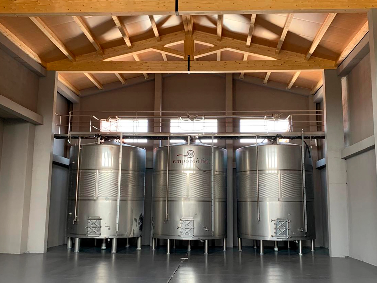Interior del nuevo almacén construido para Celler Empordàlia en Vilajuïga