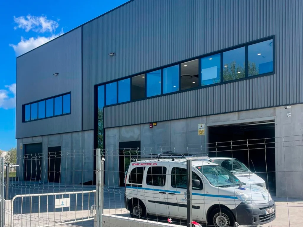 Dos naves industriales construidas para GP Recambios en Vilablareix