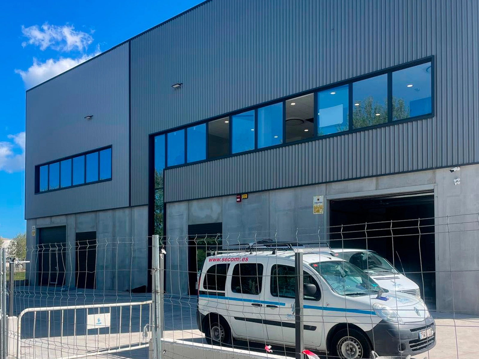 Dos naves industriales construidas para GP Recambios en Vilablareix