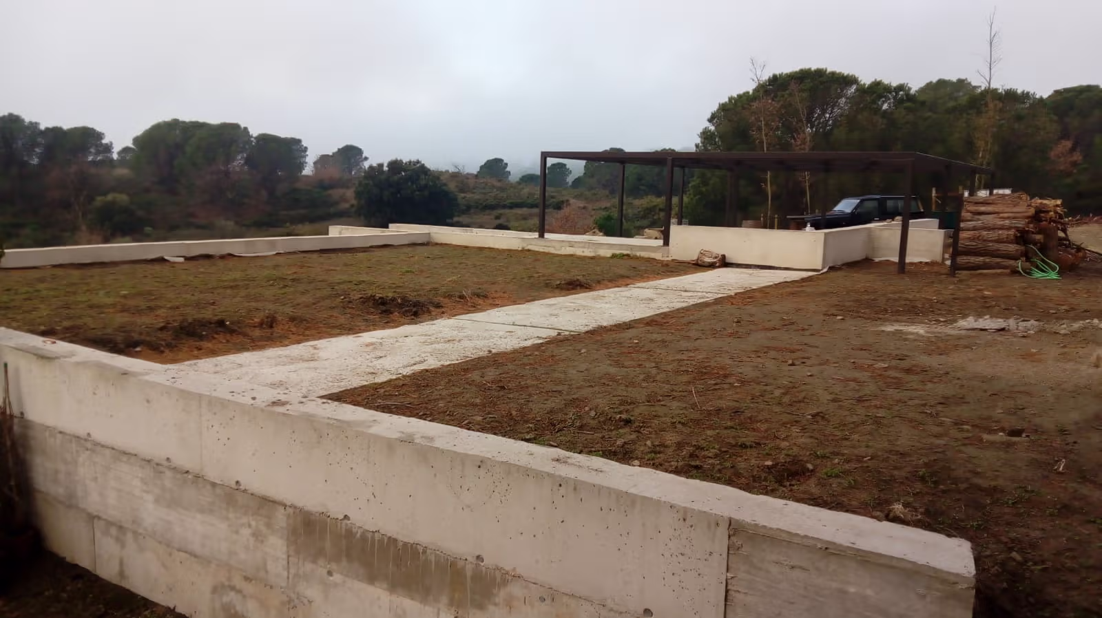 Cubierta integrada en el terreno y zona exterior de la bodega Celler RIM