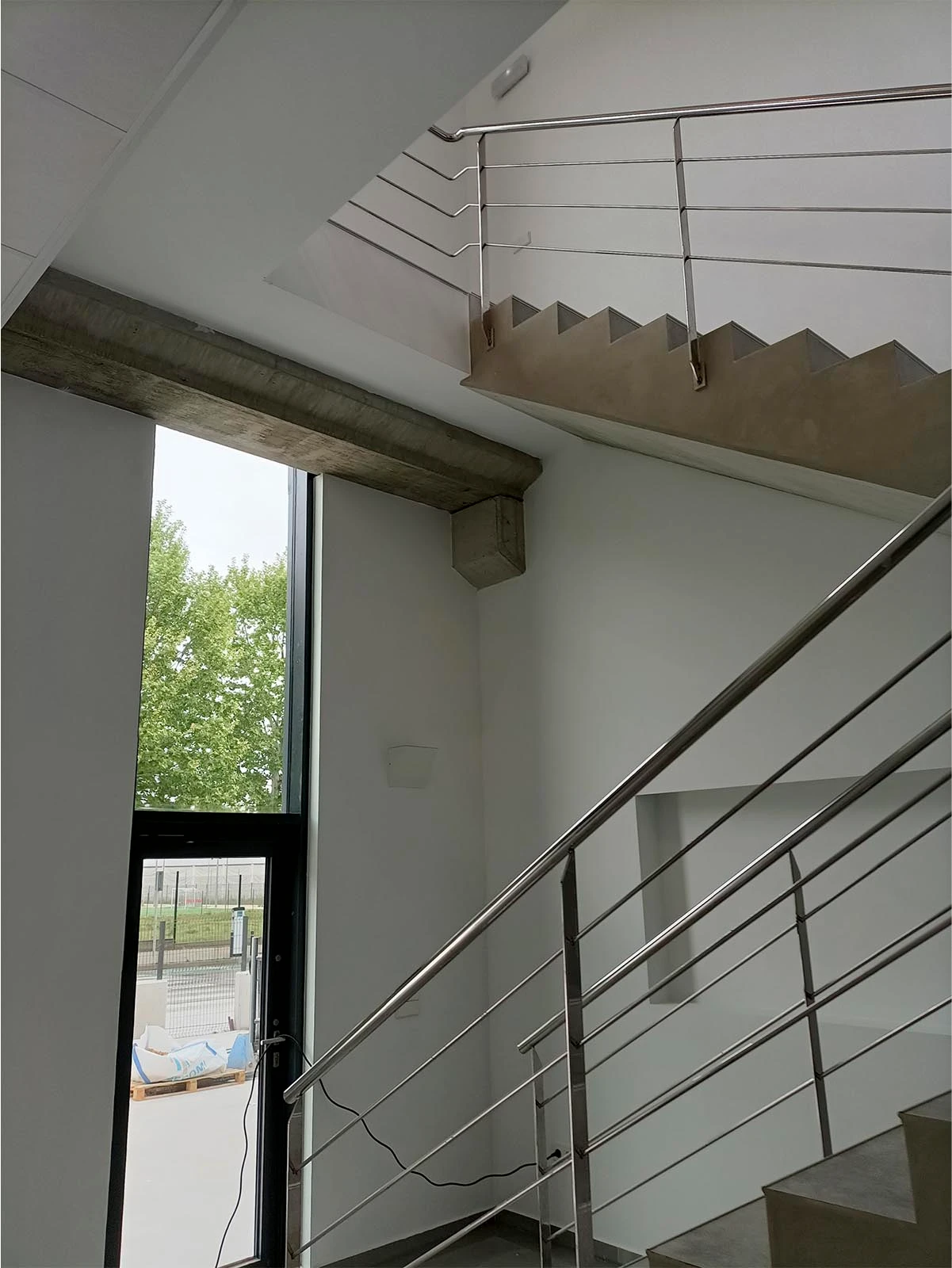 Detalle de la escalera y la barandilla metálica de la nave industrial