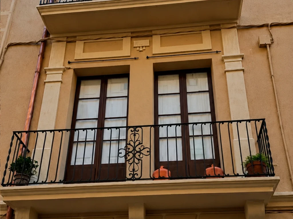 Detalle de balcón y molduras tras la rehabilitación de fachada en Portbou