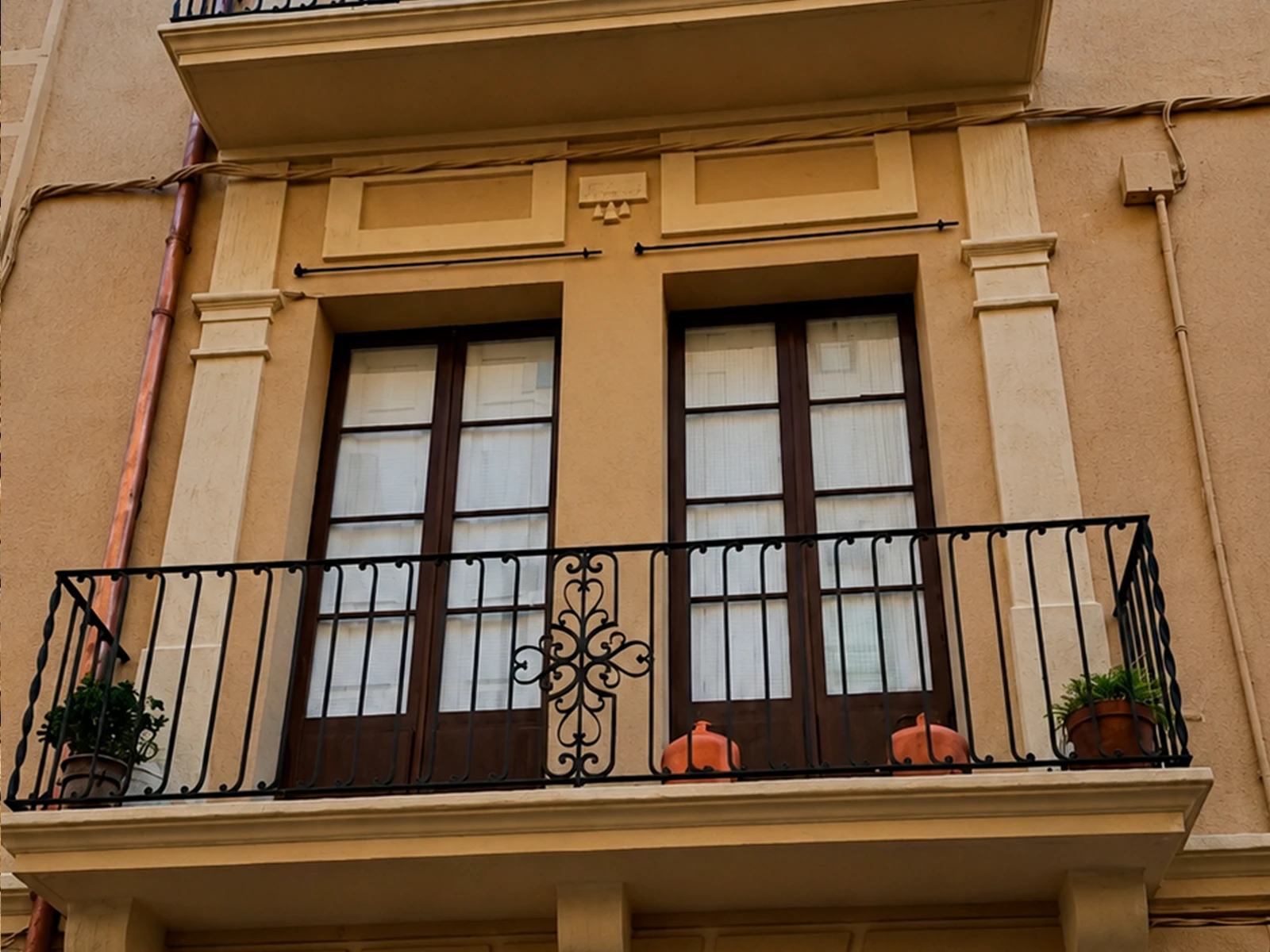 Detalle de balcón y molduras tras la rehabilitación de fachada en Portbou