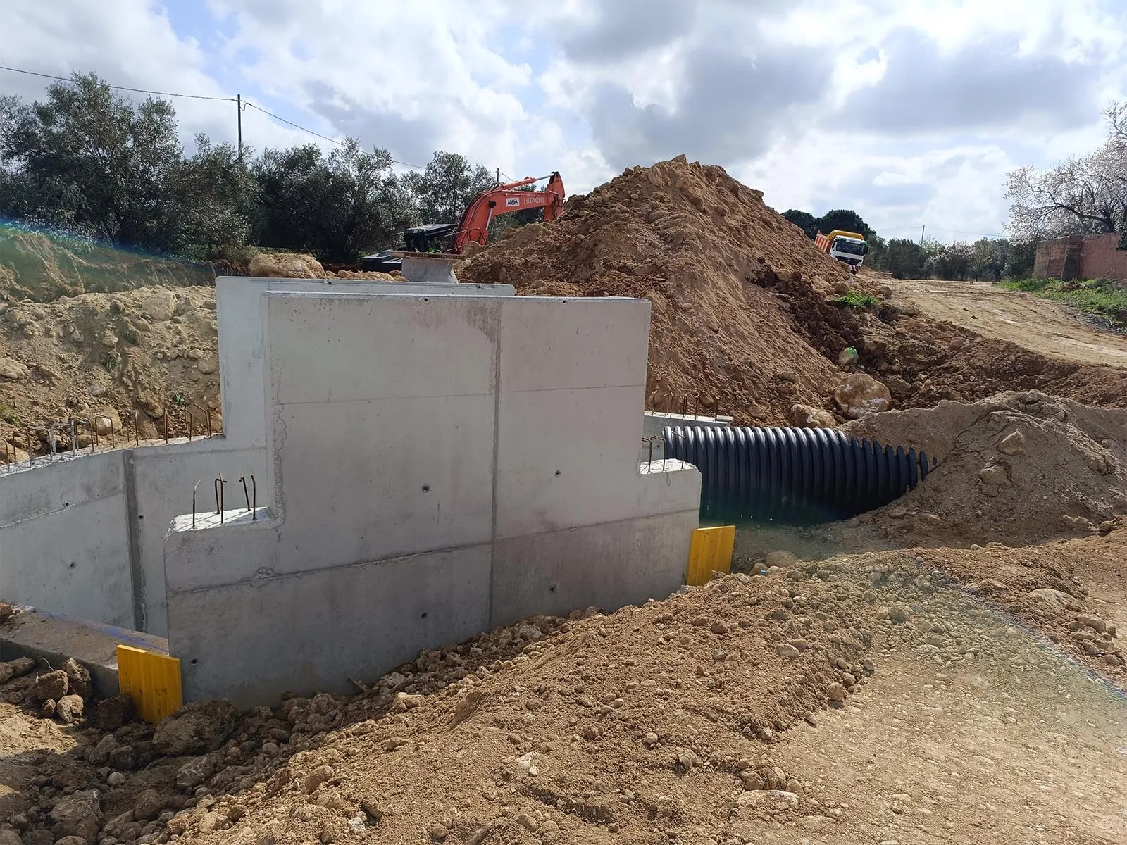 Estructura de hormigón y conducción de drenaje en las instalaciones de Calsina Carré