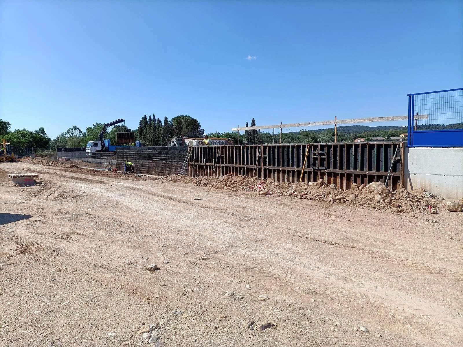 Ejecución por tramos del muro perimetral de hormigón para Calsina Carré