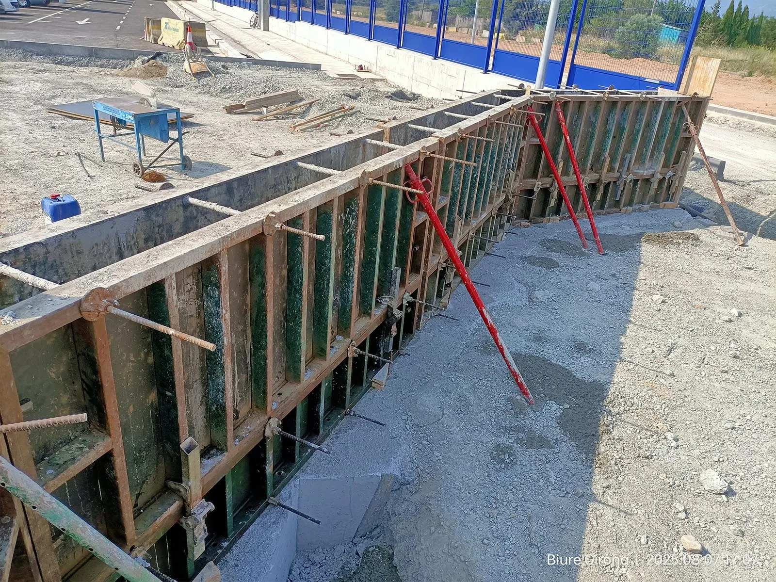 Encofrado del muro de hormigón junto a la zona logística de Calsina Carré