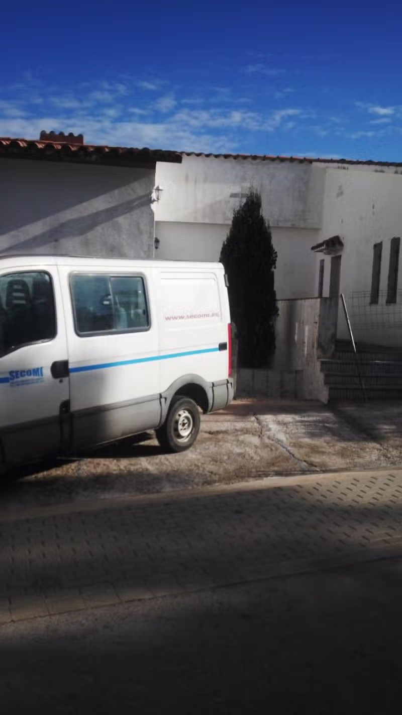 Estado inicial de la fachada y los accesos del edificio en Cala Rovellada
