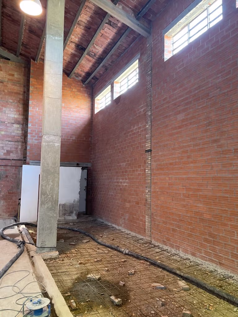 Nuevos pilares de hormigón en el interior de la bodega Vinyes Tortuga