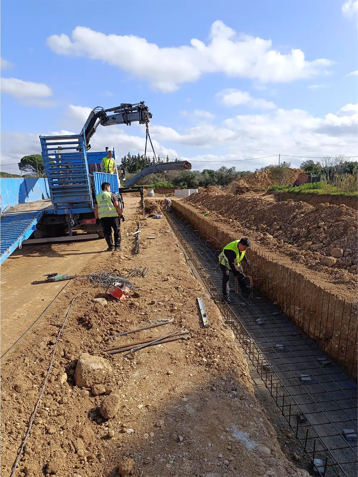 Excavación y armado de la base para construir los muros de hormigón