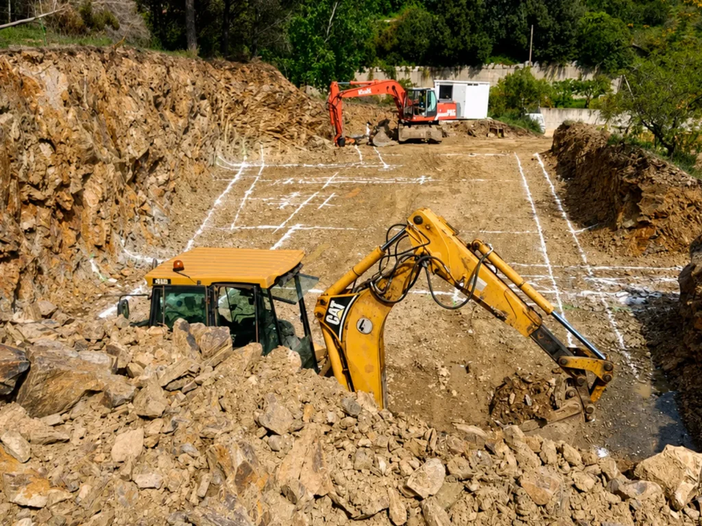 Excavación en terreno rocoso para construir la bodega Celler RIM en Rabós d’Empordà