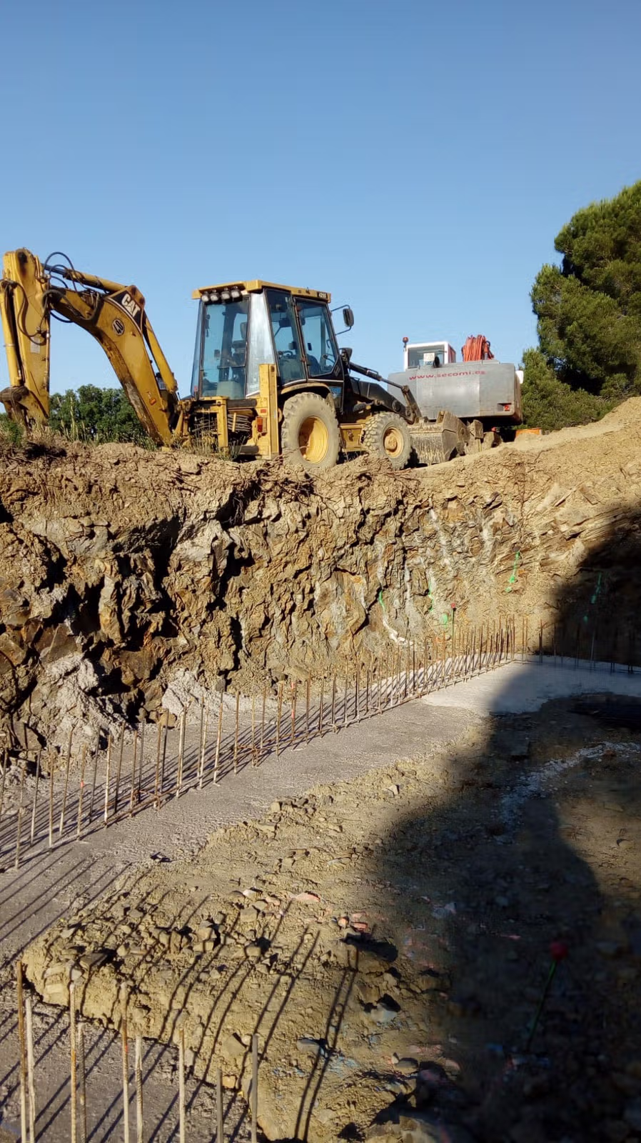 Excavación y preparación de la cimentación junto al talud de la bodega Celler RIM
