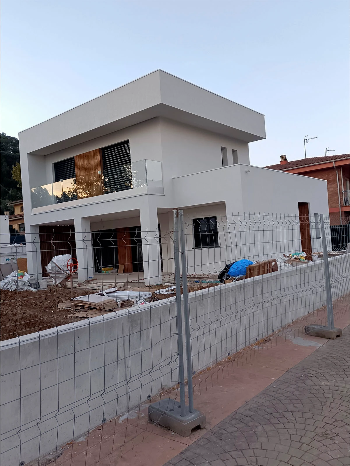 Fachada de vivienda unifamiliar con cubierta plana y acabados de madera