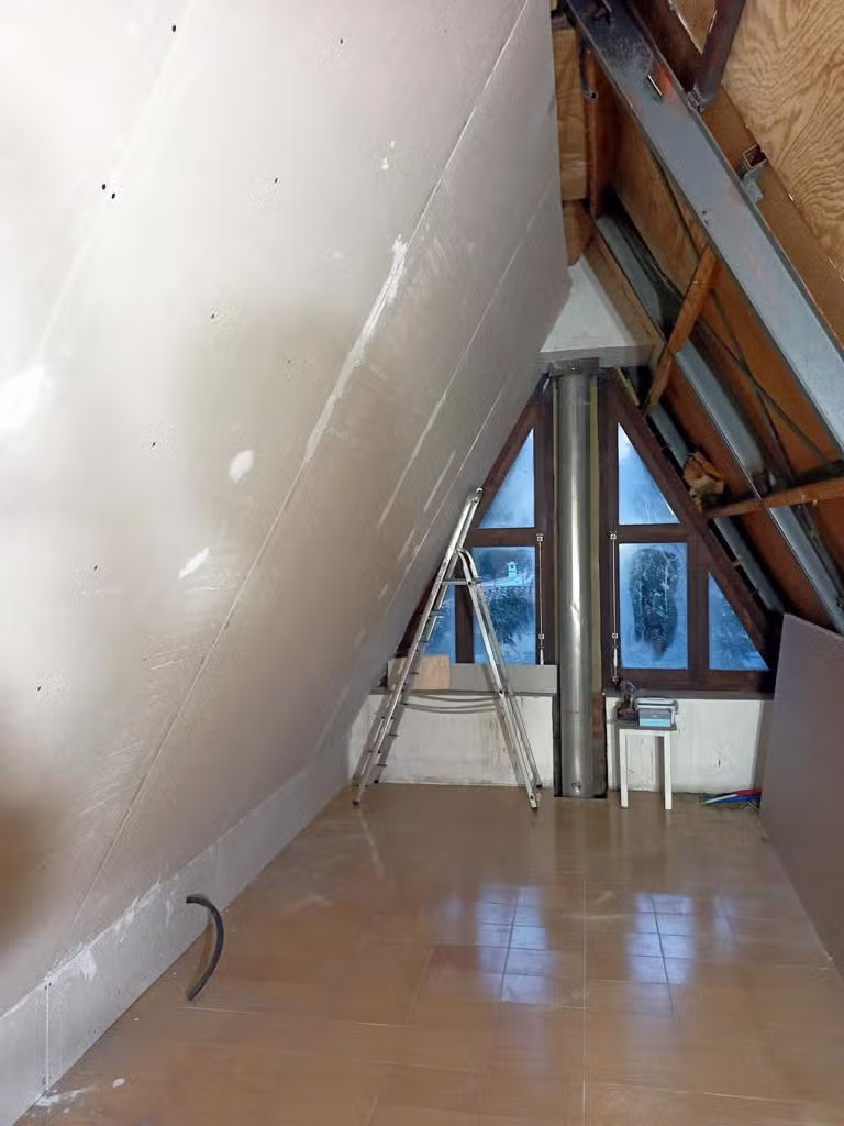 Interior de buhardilla tras los trabajos de aislamiento y revestimiento