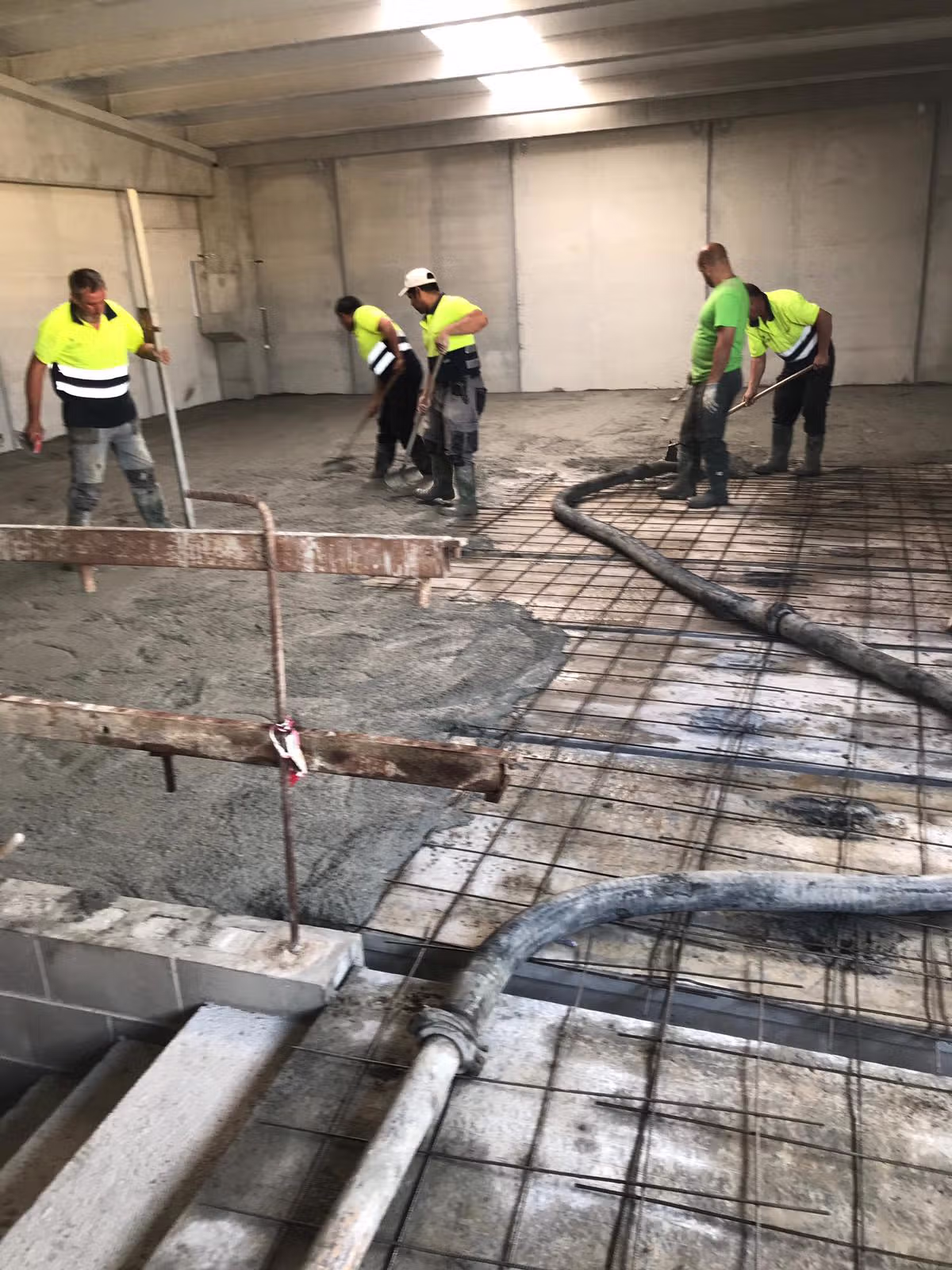 Mallazo de refuerzo y hormigonado del nuevo pavimento industrial