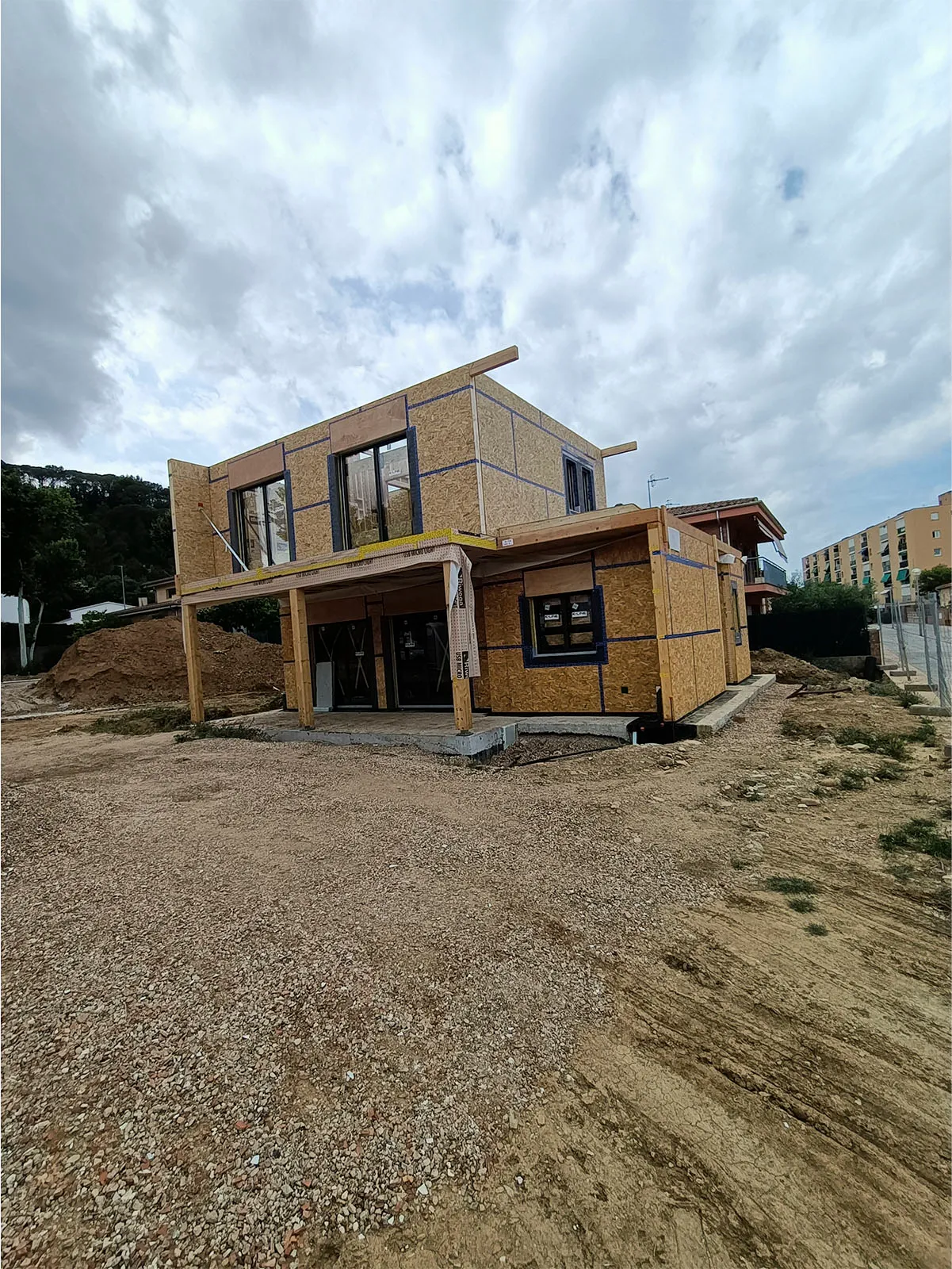 Montaje de la envolvente panelizada durante la construcción de la vivienda