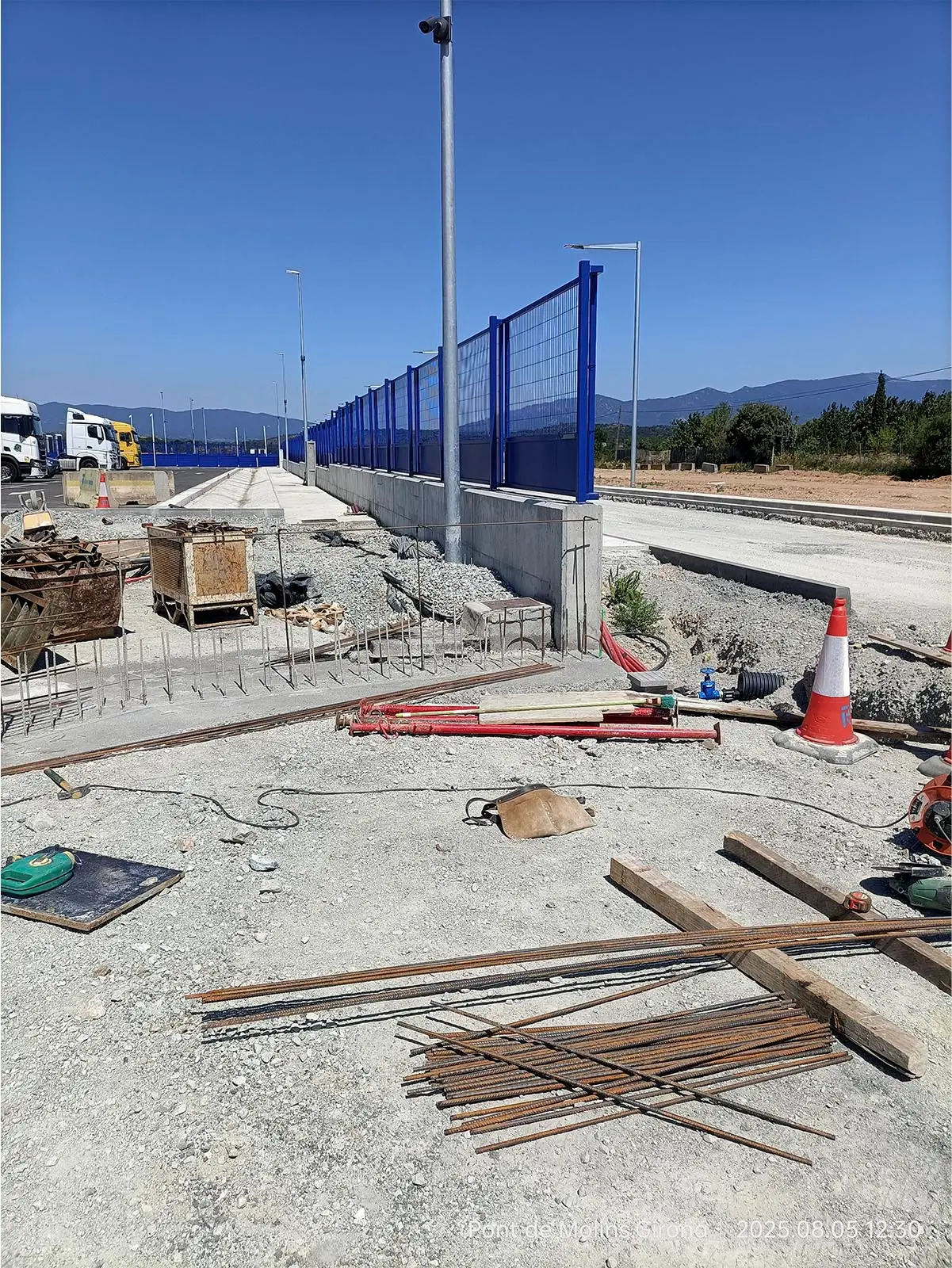 Muro de hormigón y cerramiento perimetral en las instalaciones logísticas
