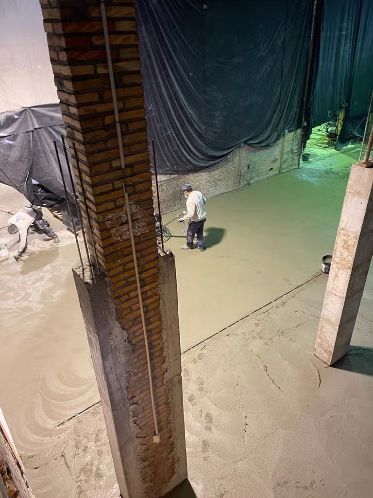 Ejecución de nuevo pavimento interior en la bodega Vinyes Tortuga
