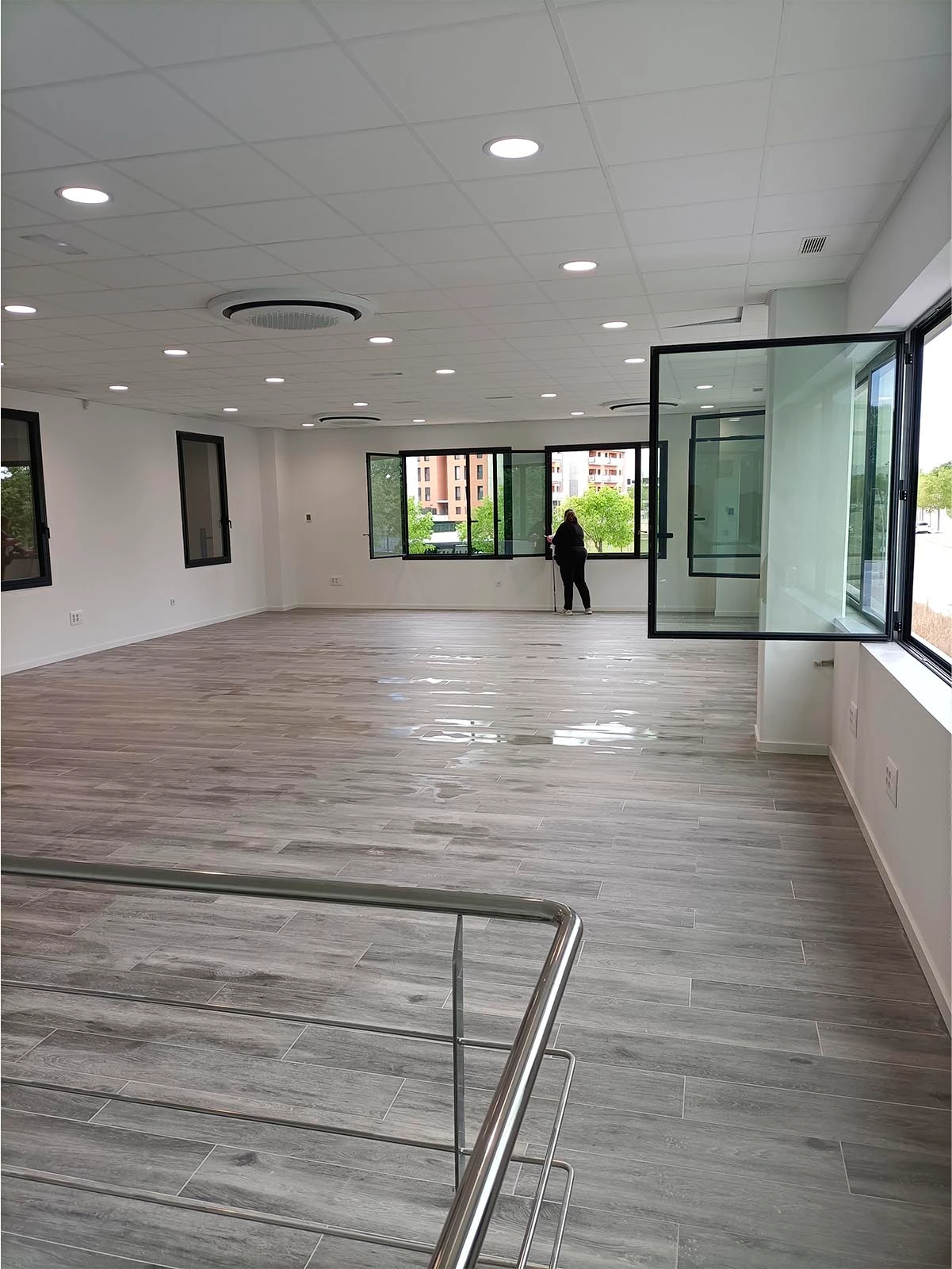 Oficinas técnicas acristaladas en la planta superior de la nave