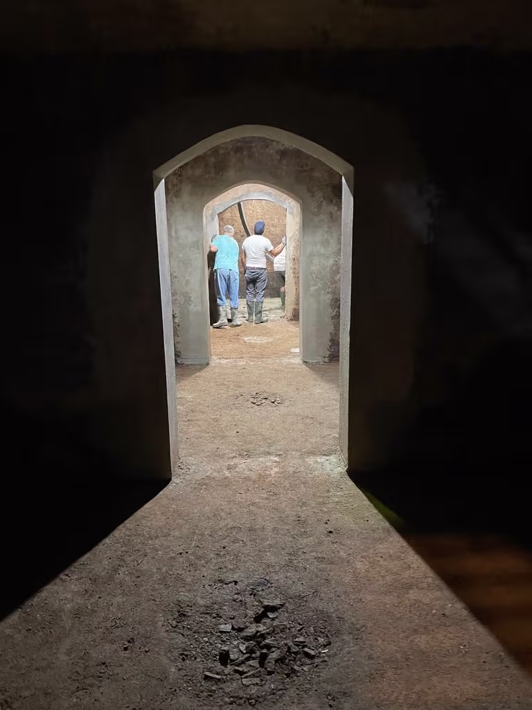Paso interior de la antigua cooperativa durante su adaptación como bodega